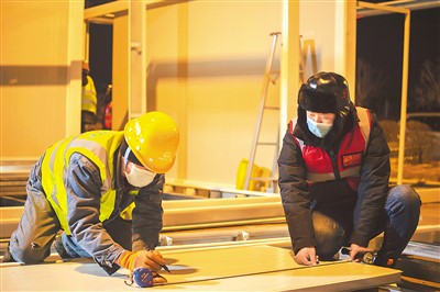 长春:隔离方舱加紧建设