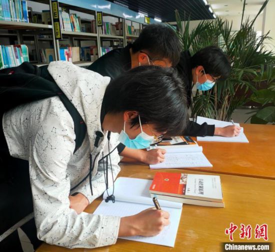 江苏一高校“图书漂流”七年:书香传递中“牵手”同窗情