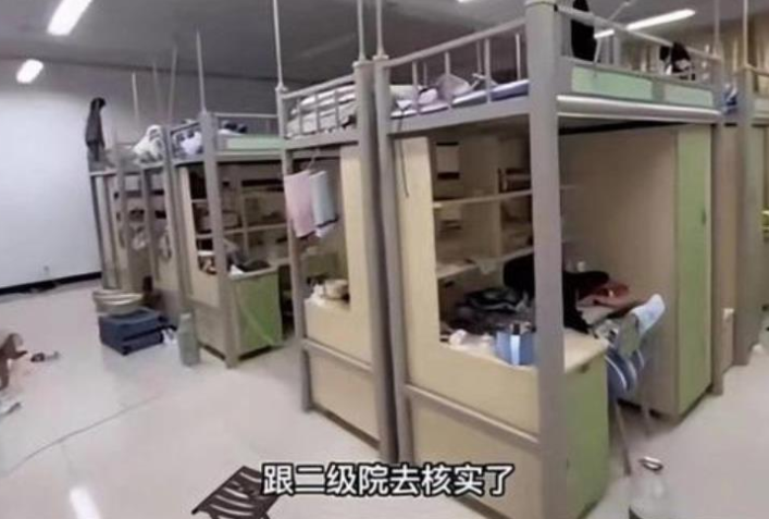 学生交4500元住宿费却搬进12人间 校方回应:临时过渡