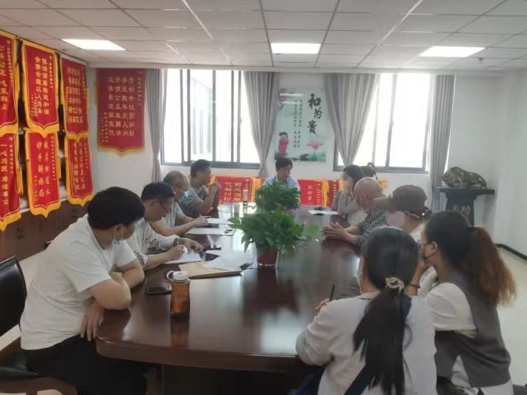 某培训机构无预警停办 100多名家长心急如焚 矛调中心依法公正调解 当事人送锦旗表谢意