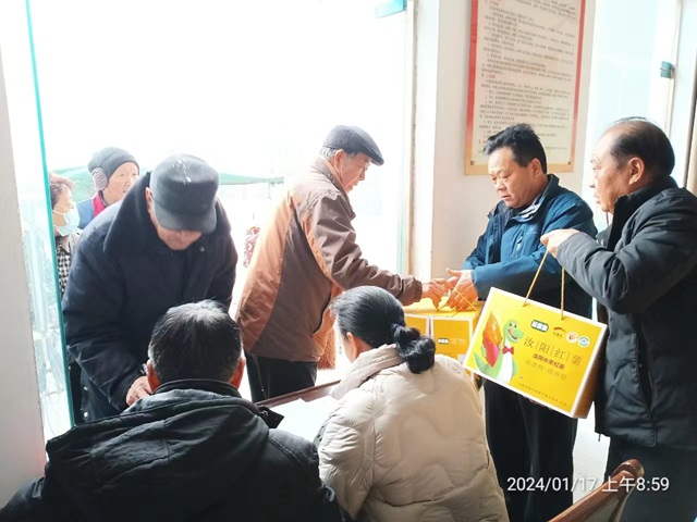 情暖冬日 幸福腊八——东大阳堤村为全村老人发放春节福利